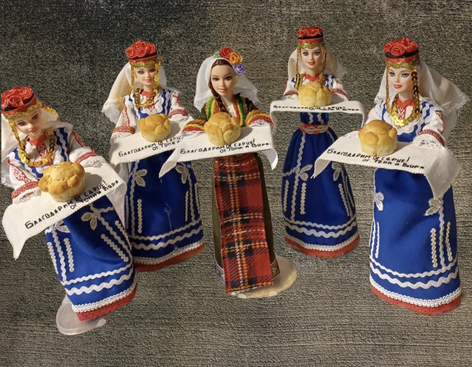 Кукли в народни носии - жени с празнични пожелания