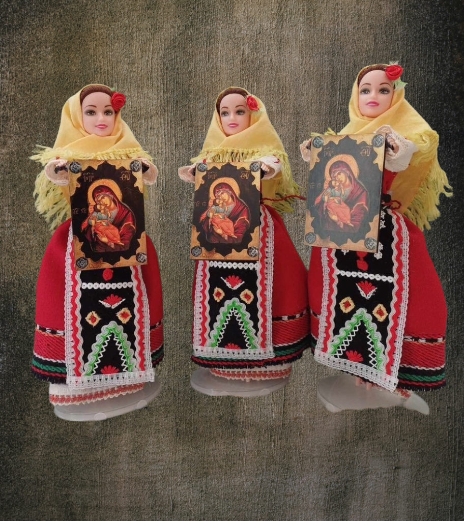 Кукли в народни носии - три жени с икони в ръце