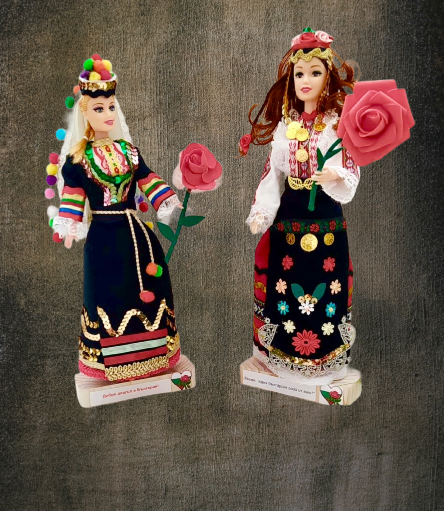 Кукли в народни носии - две жени с цветя в ръце