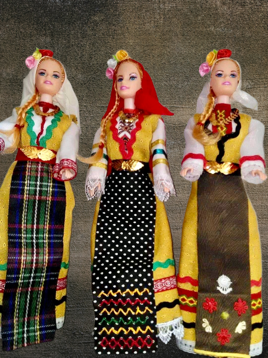 Кукли в народни носии - три жени